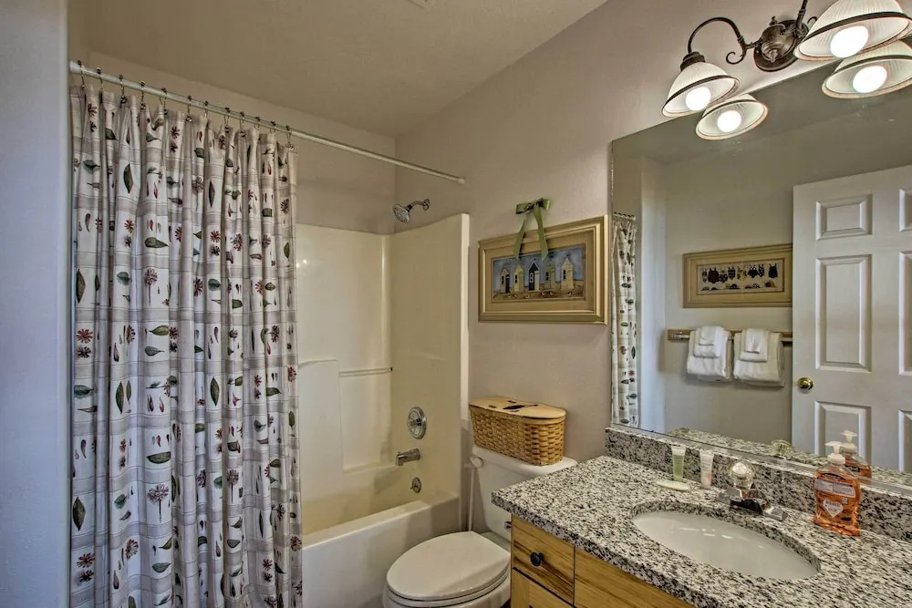 Garden City Lake House: Hot Tub & Views!