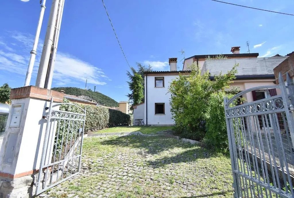 Calaone Wondeful Duplex Apartment con parcheggio x4