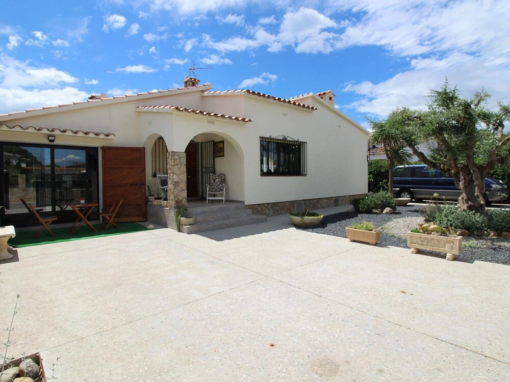 Elegant Holiday Home in Empuriabrava With Pool