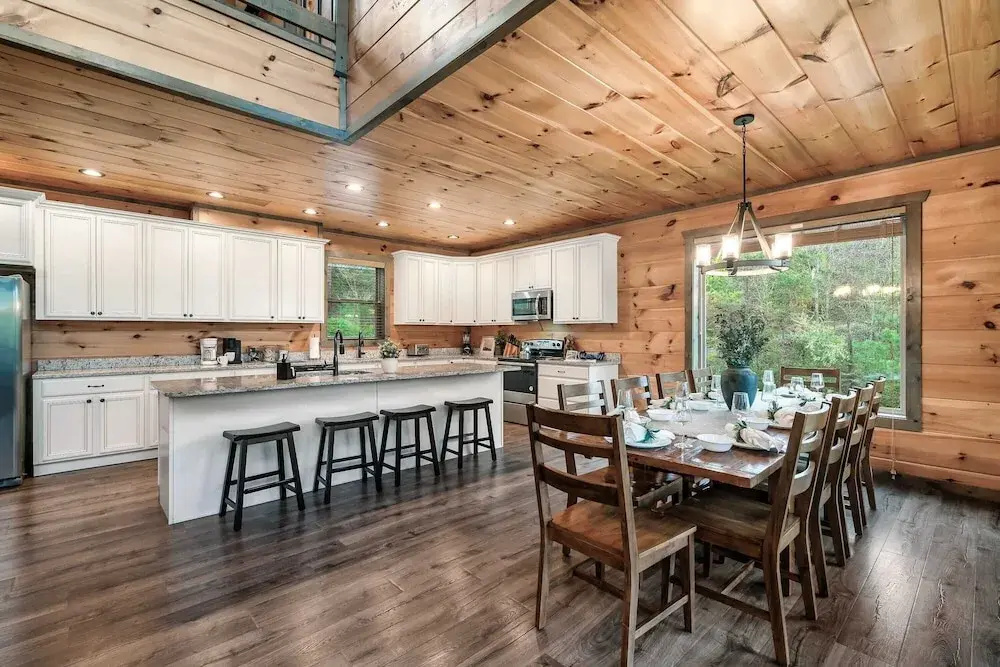 Smoky Horizon by Avantstay Game Room, Movie Theater, Deck w Hot Tub Views!