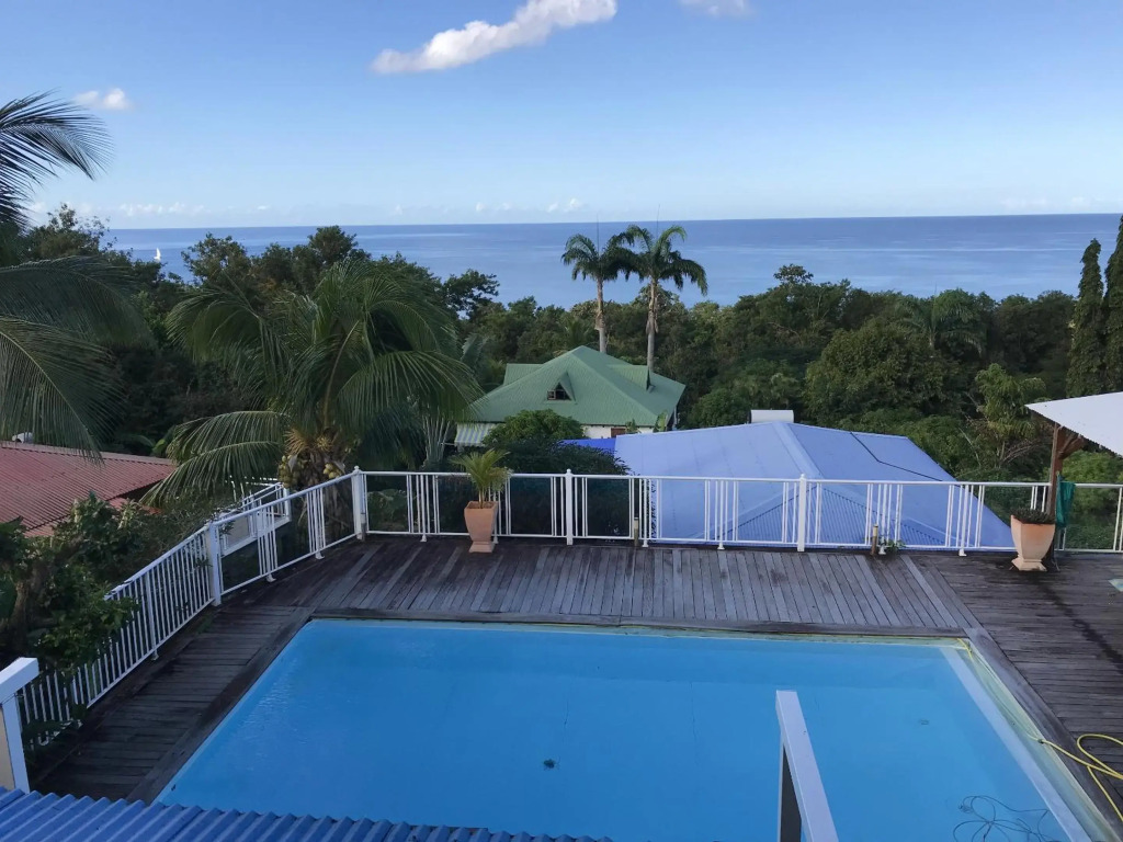 Villa panoramique à Pointe-Noire avec vue sur mer et piscine