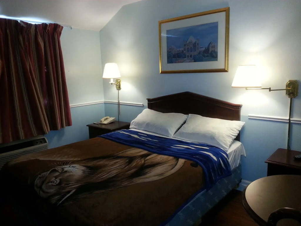 Queensway Motel