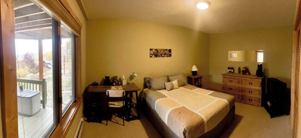 Sleeps 14, 3 Bedroom Home, Large Private Deck, on
