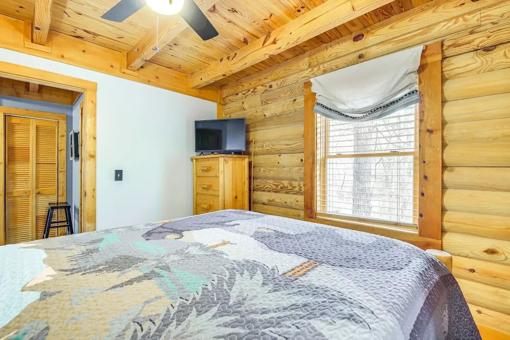 Cozy Family Cabin w/ Hot Tub ~ 4 Mi to Dollywood!