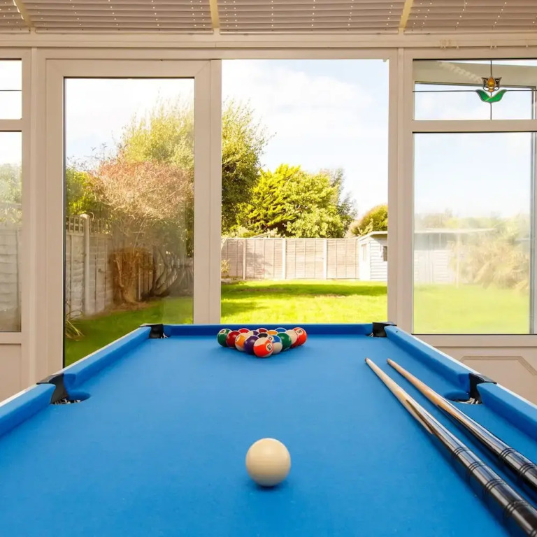 Bright & Modern 4 br House 100 metres from Beach