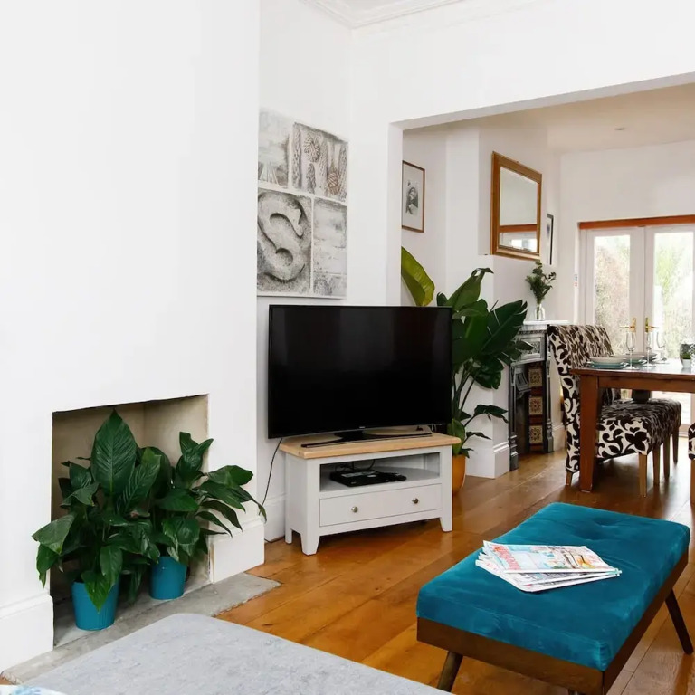 Lovely Seaside Villa & Gardens 40 Metres to Beach