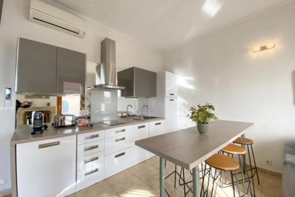 Quai St Pierre 2 bedrooms apt with sea view