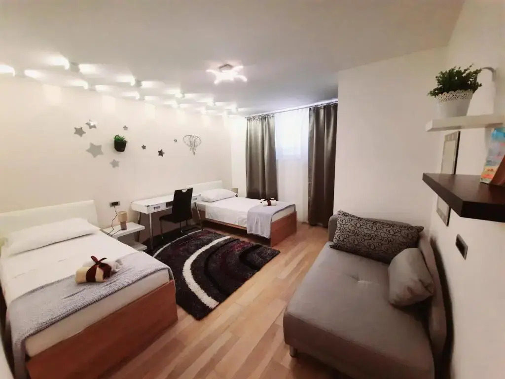 Split Symphony Garden: Modern, new Apartment (4+1), 5 min walk to ˝Firule˝ SAND BEACH, 12 min walk to CITY CENTER