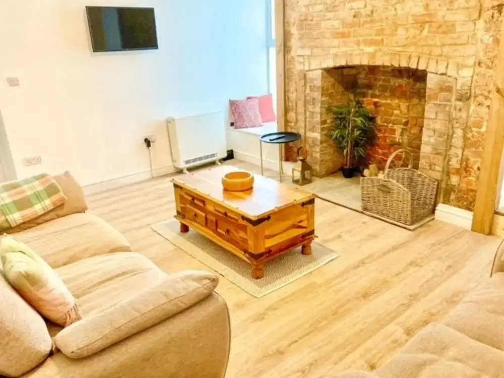 Stunning Renovated & Spacious 2 BR - 100m to Beach