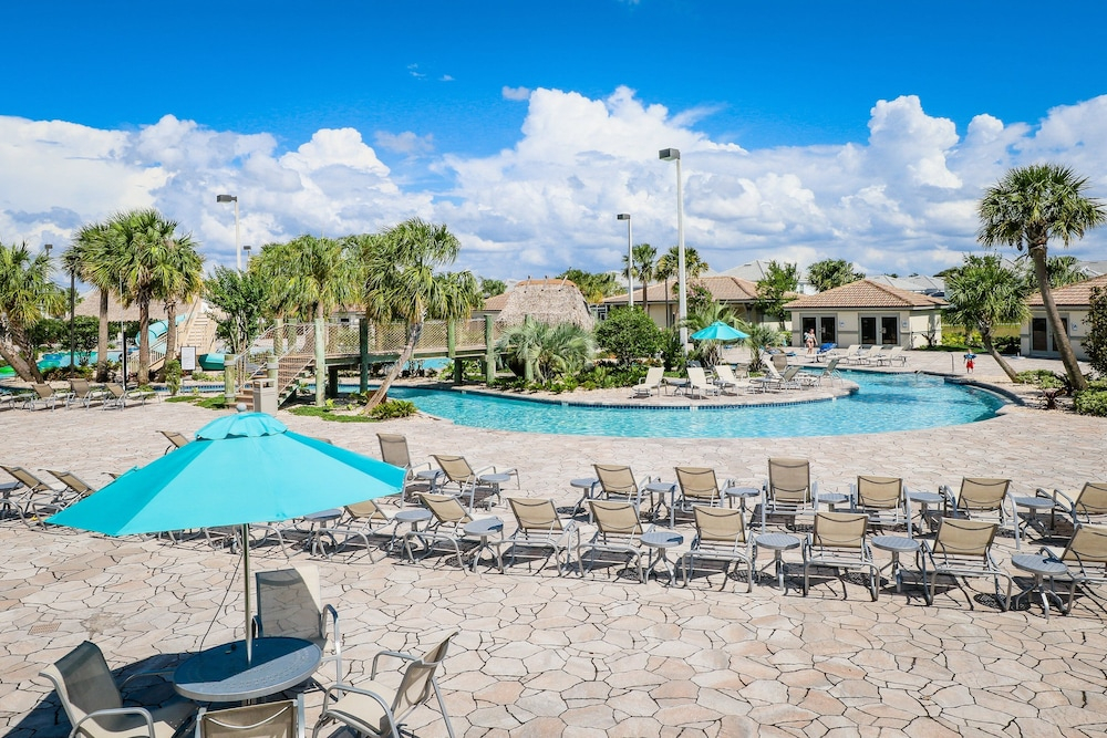 Modern Townhome With Private Pool, hot Tub, Central AC, and Private Washer/dryer