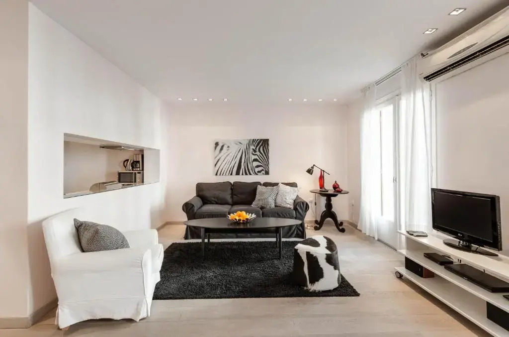 Stylish white 4 ppl apartment in City center