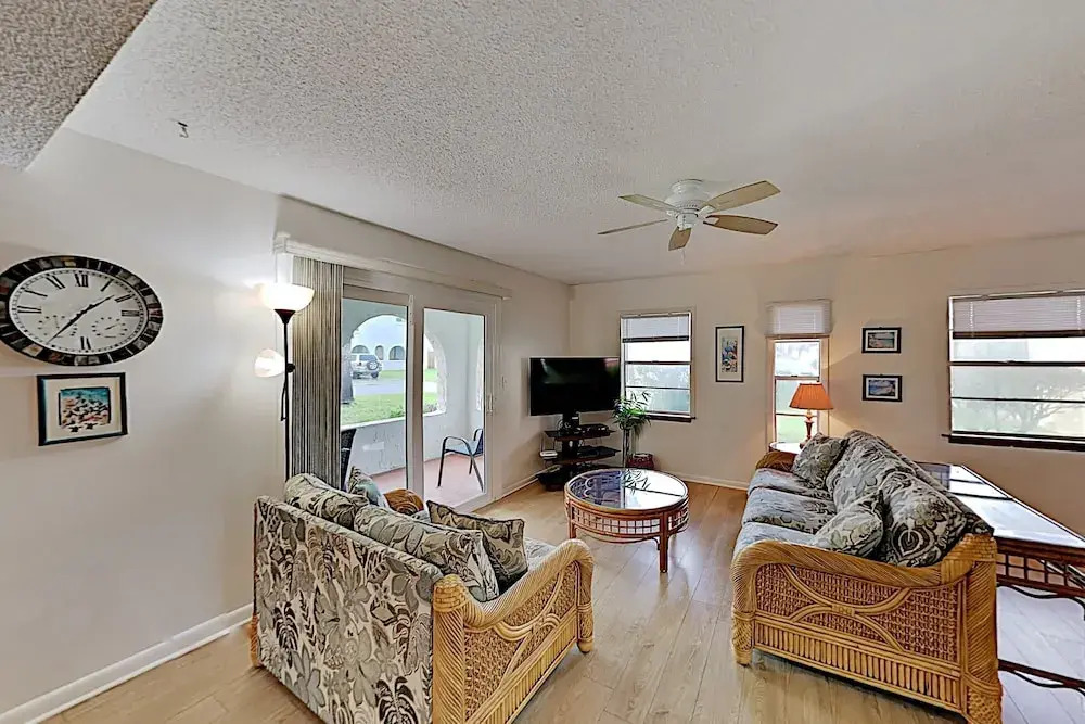 3br/2ba Seaside - 600 Feet From The Beach - Sleeps 6 3 Bedroom Home