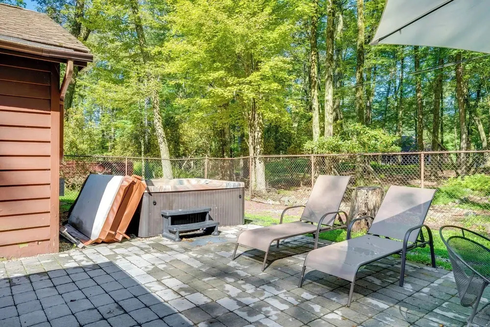 3 Mi to Slopes! Hot Tub Haven Near Lake Harmony