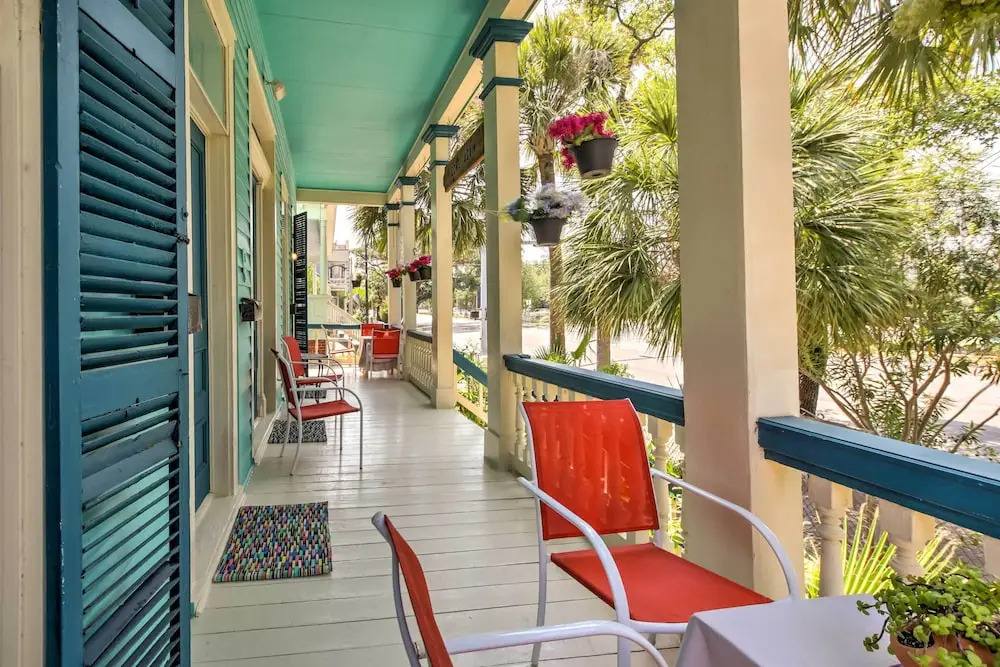 Vintage Galveston Apt < 1/2 Mi to Porretto Beach!
