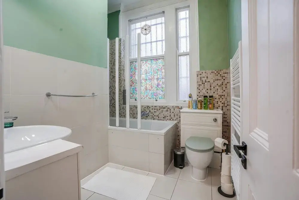 Buckingham Palace 4BR Family Stay Cathedral View