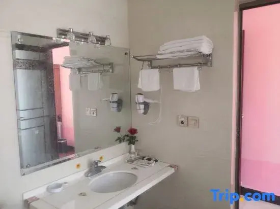 Yulong Changzheng Business Hotel