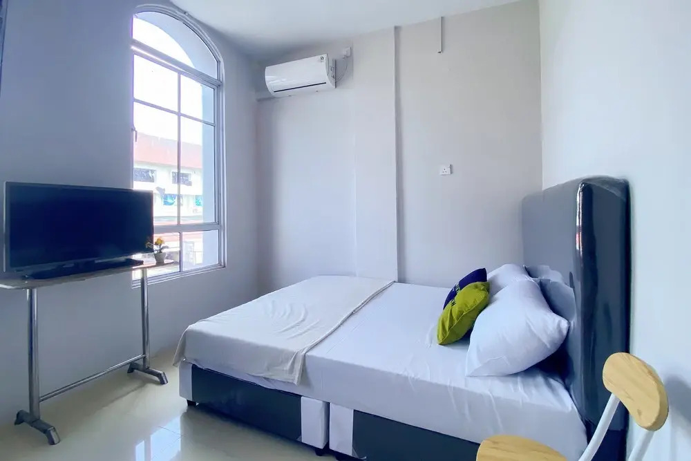 Urbanview Hotel near DC Mall Crown Homestay Batam