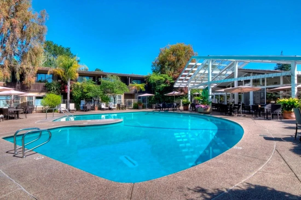 Dinahs Garden Hotel