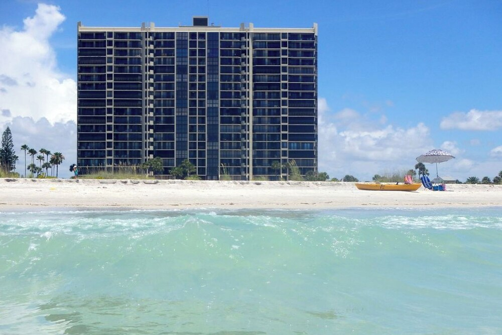 Walk to Sand Key! 11th-floor Clearwater Beach Gem