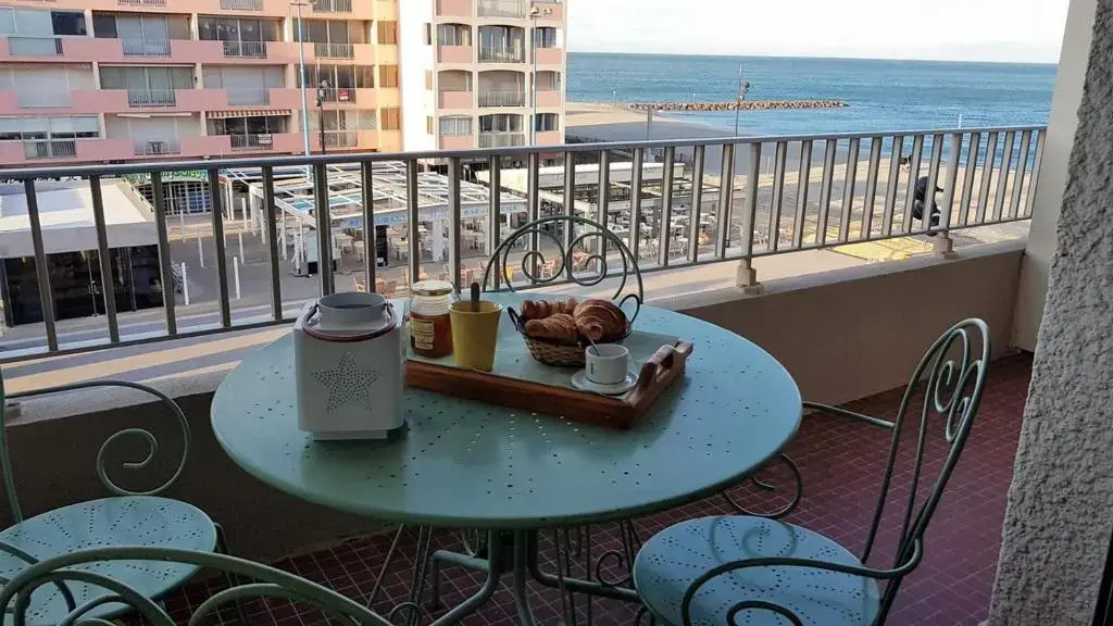 Au cœur des animations coquet T1 avec belle terrasse vue mer - 3AT14