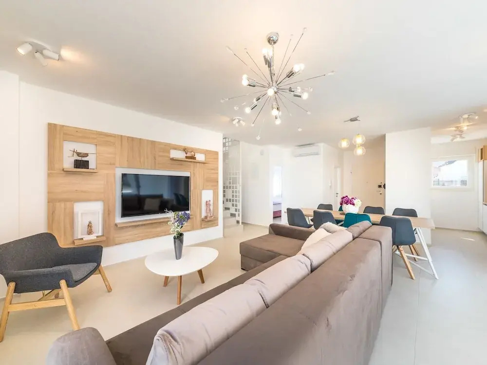 Luxurious Villa in Kaštel Gomilica with Pool