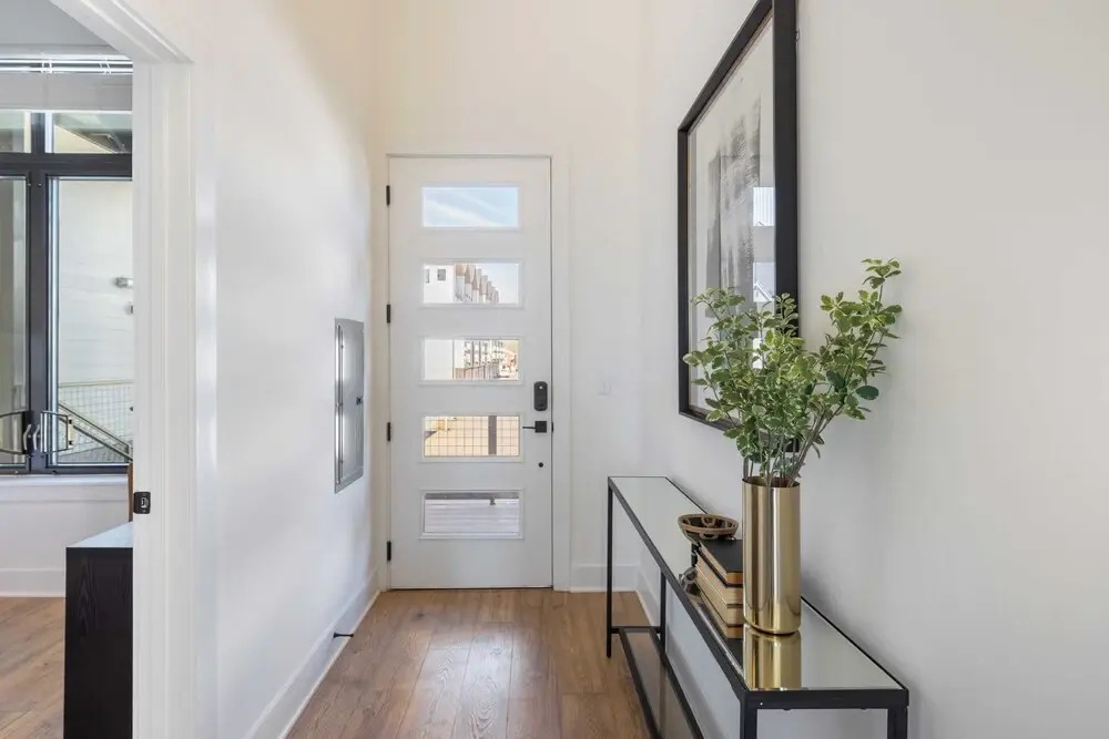 New Build Sleeps 12, 2 Condos, Modern Design Near Downtown Nashville