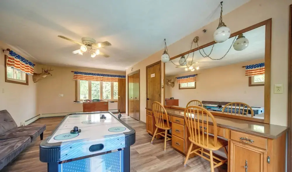 Group-friendly Lake Erie Getaway w/ Private Yard