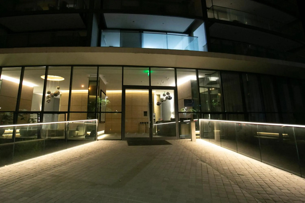 Departamento de lujo en suite, en el piso 38, Las Condes, costado de parques y malls