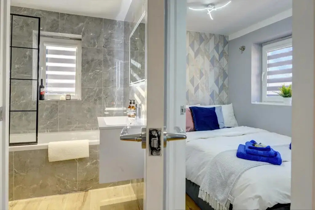 Modern 2BR House & Private Parking & Kid-friendly