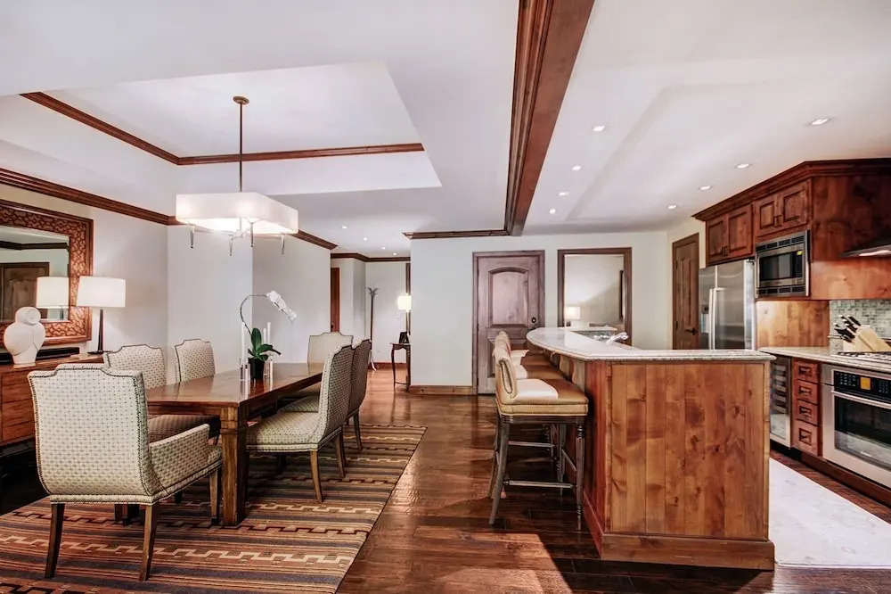 Luxe 2BR+Den Ritz-Carlton Residence Quiet Location by RedAwning