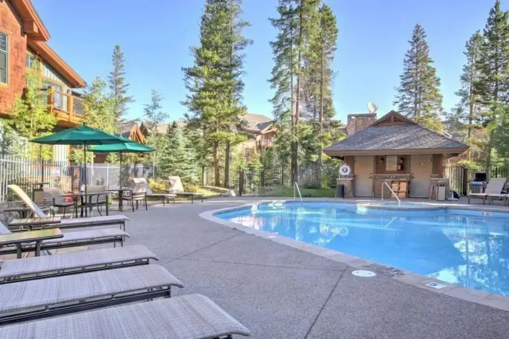Luxury 2 Bedroom Mountain Vacation Rental in Breckenridge With Access to a Hot Tub and Heated Garage Parking