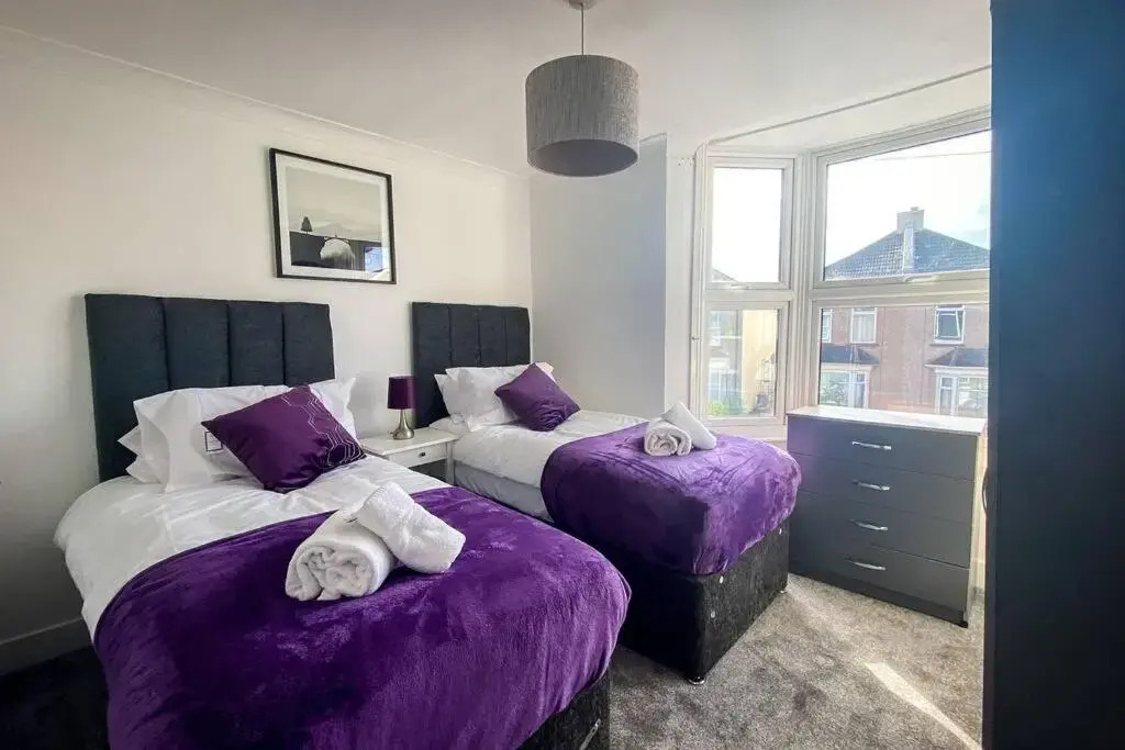 2 bed house, Wifi, dishwasher and garden. Long stay discounts