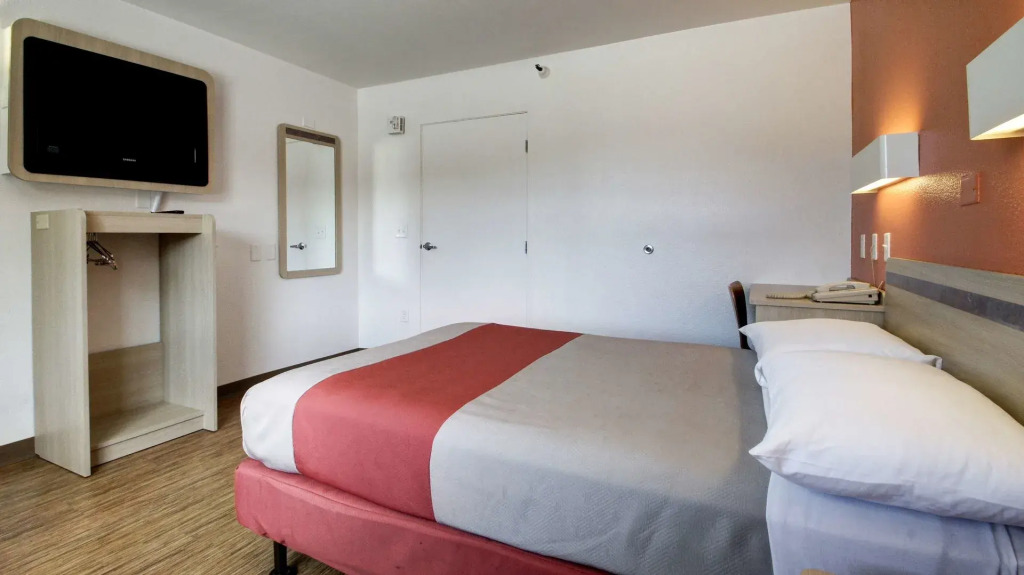 Super 8 by Wyndham Woods Cross - Salt Lake City North