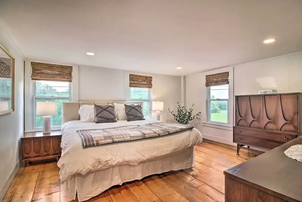Renovated Farmhouse < 1 Mile to Okemo Mountain!