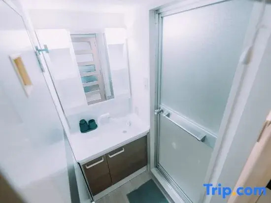 Minimalist Loft 99: Namba Compact Studio & 24/7 Gym