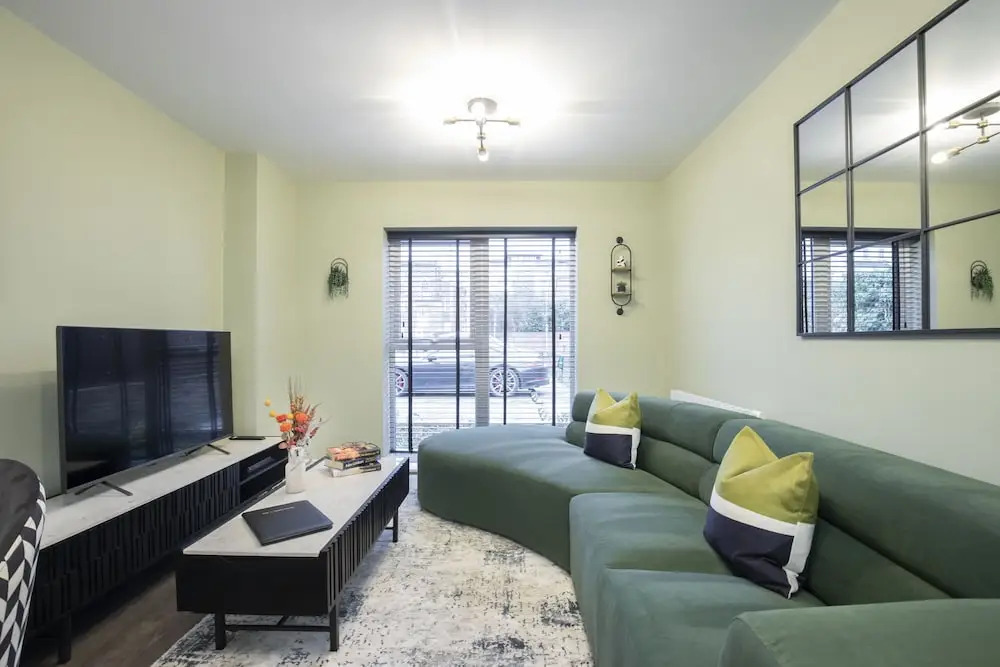 Elliot Oliver - Deluxe Two Bedroom Apartment With Parking & EV Charger