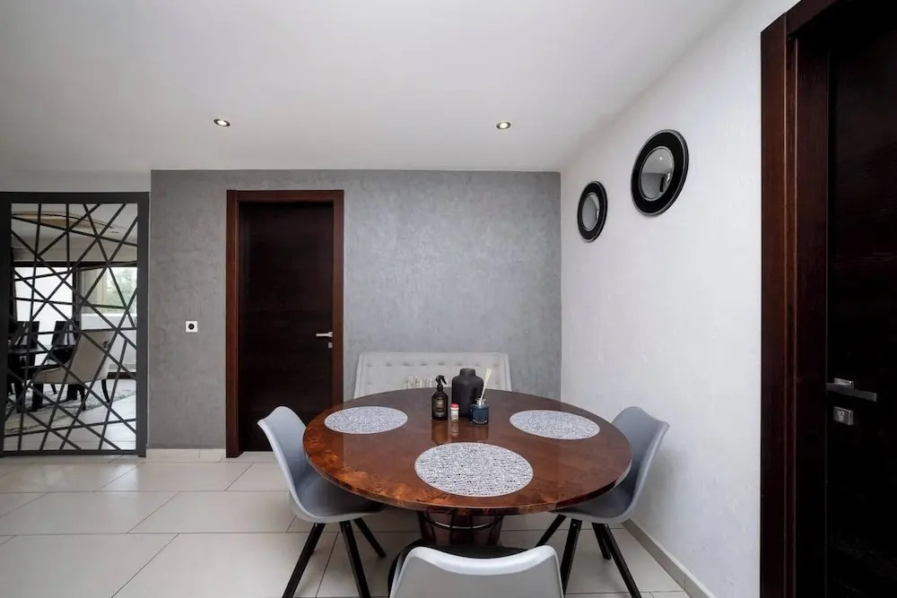 Modern 3BDR Apt at Villaggio - Rooftop Pool Skybar