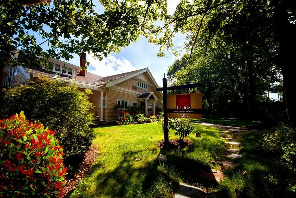 Leaside Manor