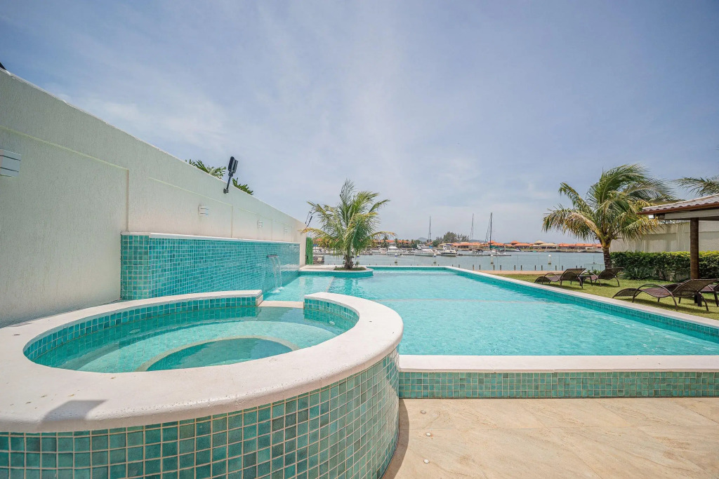 Casa Moderna com Quatro Suítes no Canal da Marina