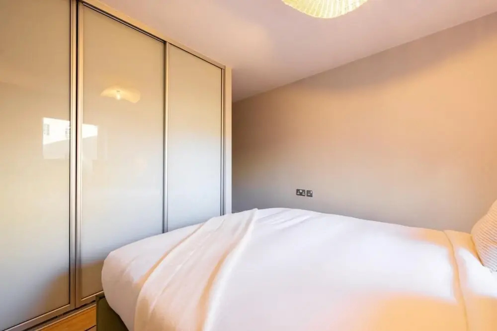 The Crystal Quarters - Modern Bright 2bdr Apartment