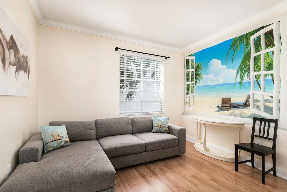 2 bedrooms on Collins Ave and 8th Street