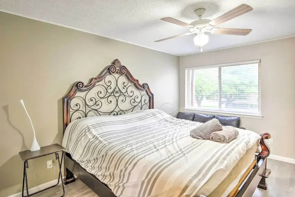 Pet-friendly Dallas Townhome w/ Outdoor Grill