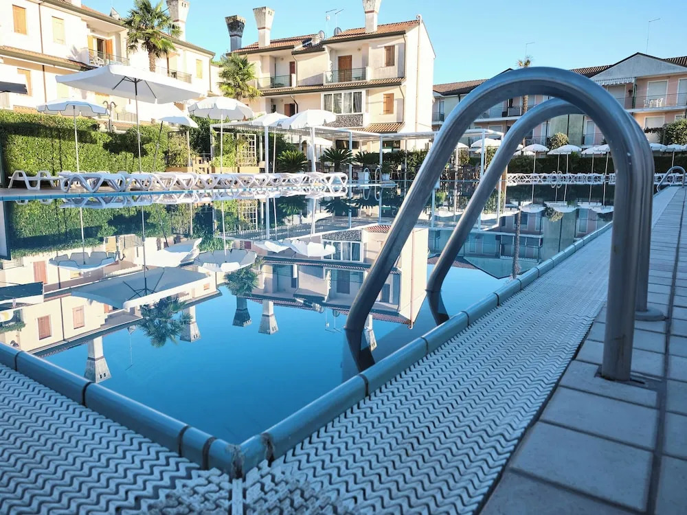 Apartment in a residence with pool in Rosolina