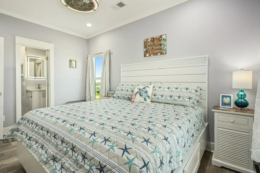 Sea Glass Cottage 2 Bedroom Home by RedAwning