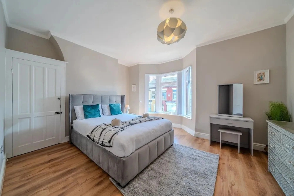 Sleeps 6 Spacious 3 Bed House w/ Free Parking