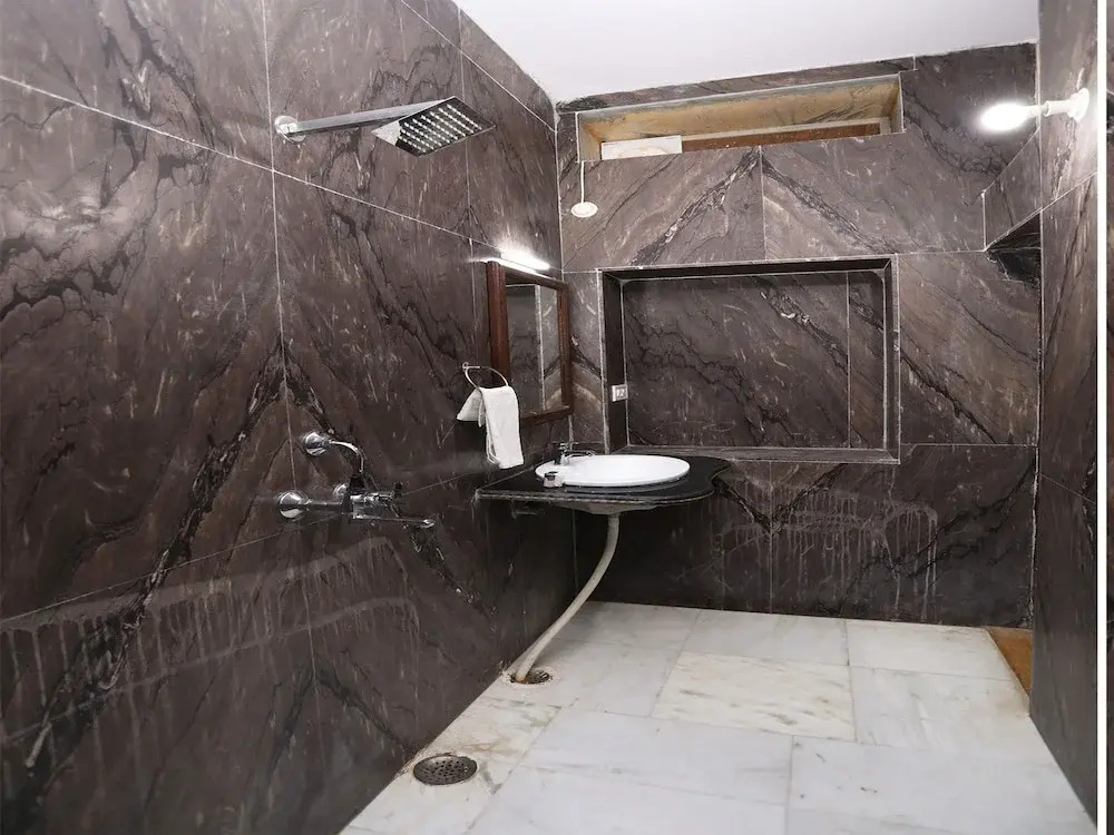 OYO 7426 Hotel Classic Inn