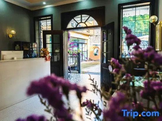 Xingyi Yunshang Garden Homestay (Wanfenglin Xiangchou Market)
