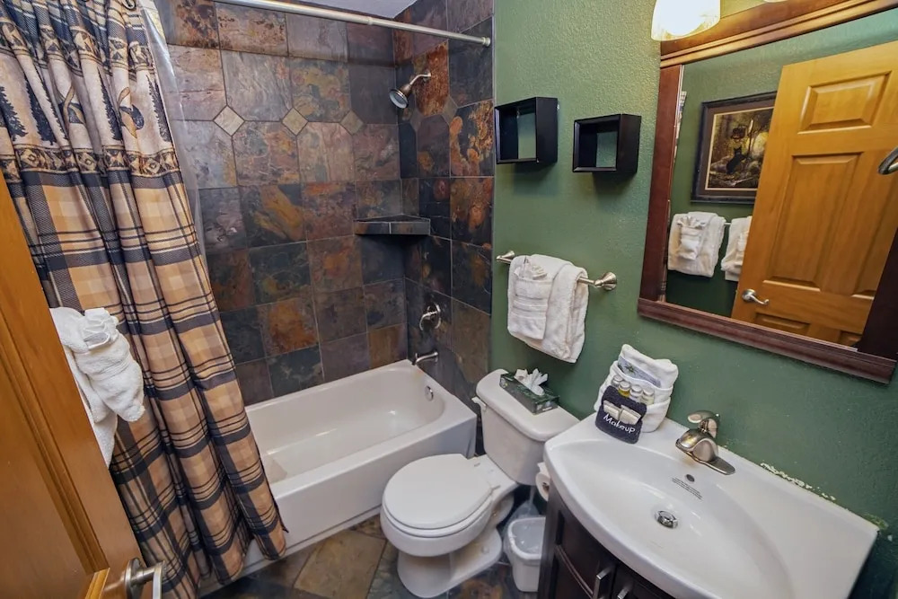 Rocky Mountain Retreat 1A- 4 bedroom/3 bath with personal hot tub offers Panoramic Mountain Views 4 Cabin