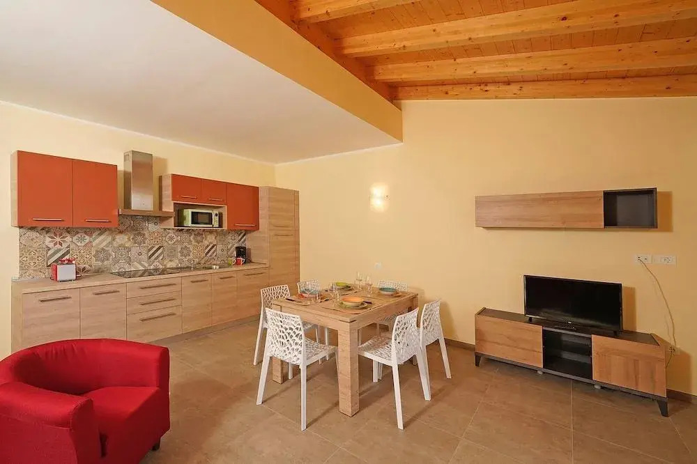 Residence Dany appartamenti con cucina vista lago piscina e parcheggio