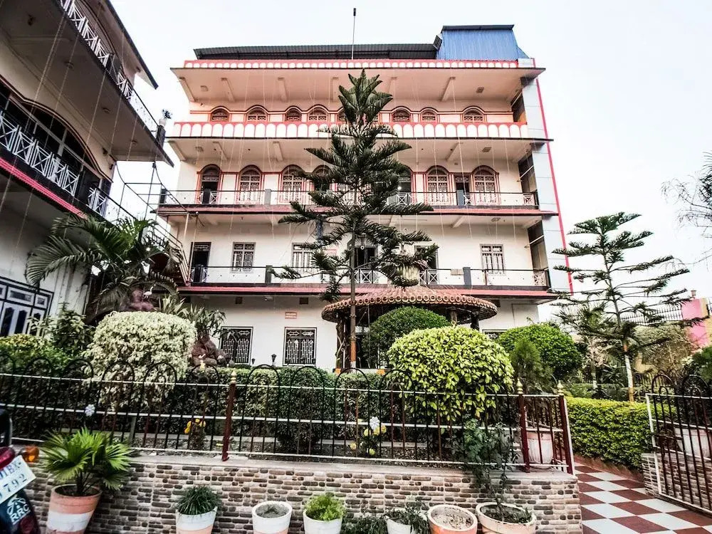Oyo 28557 Hotel M V International